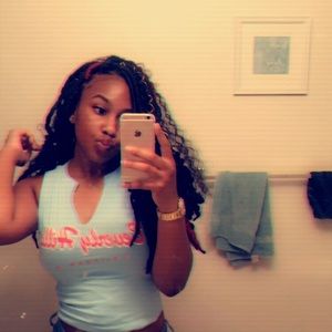 Meet your Posher, Courtnie